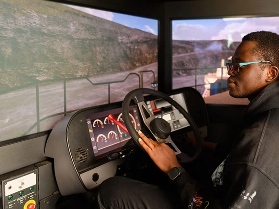 A University of Arizona student uses Freeport-McMoRan’s haul truck simulator at a university event