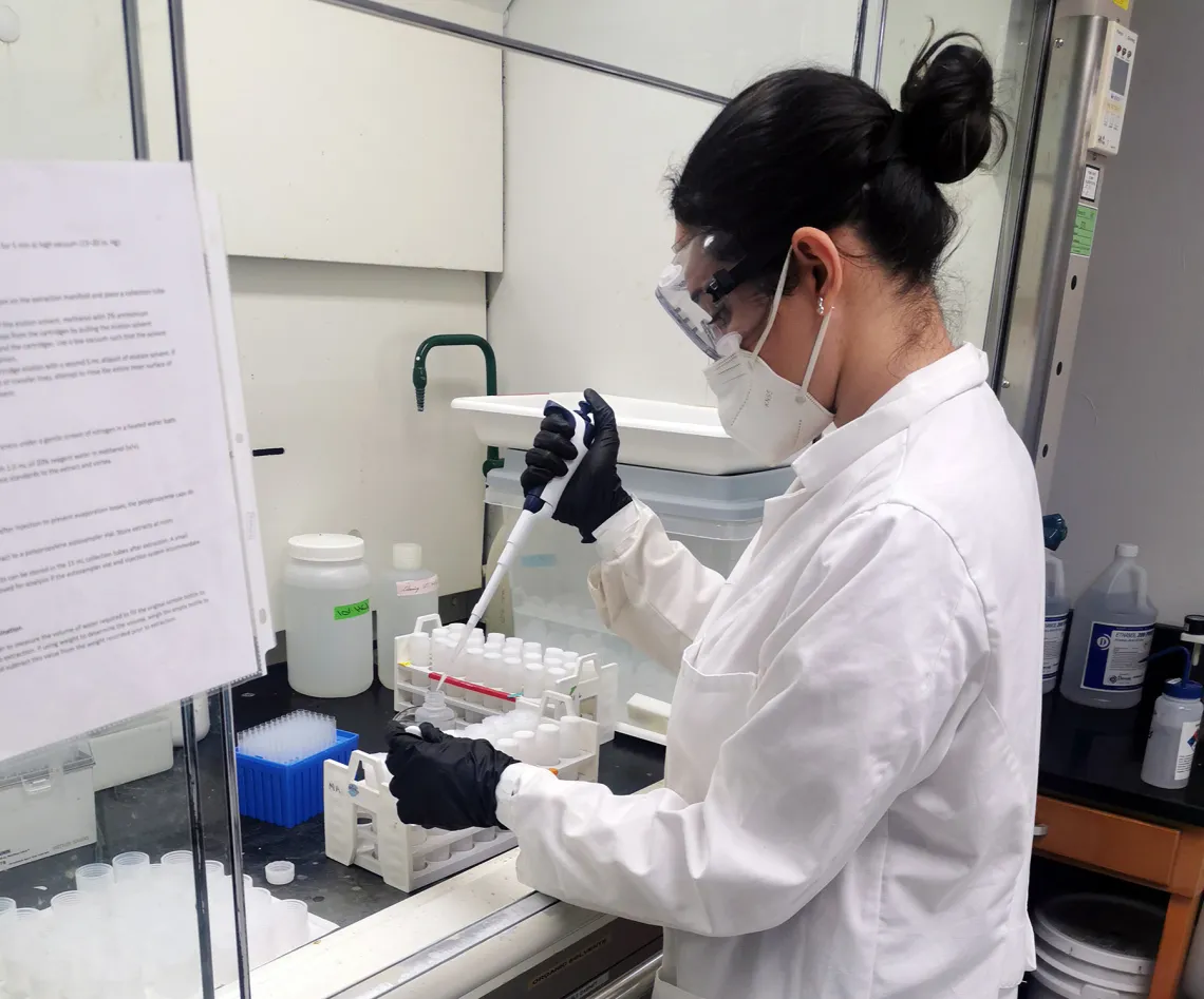 Xenia De Gracia Medina in the Lab